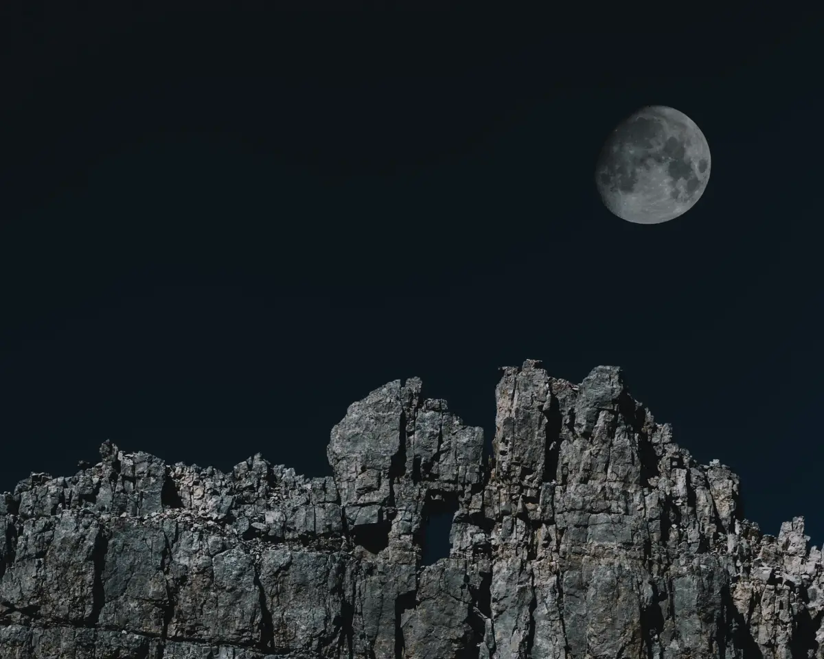 Unlike spiritual traditions, science actually says relatively little about the waxing gibbous moon. It just refers to the period when the size of the surface of the moon exposed to the sun (relative to viewpoints on the Earth) is increasing from half to full. Thus, the waxing gibbous phase sits between the waxing quarter and full moon